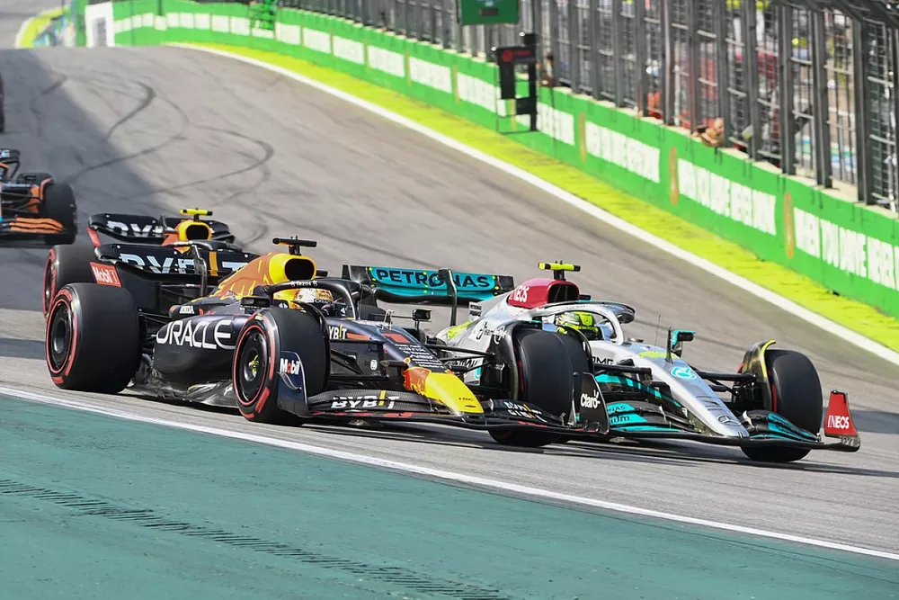 Max Verstappen, Red Bull Racing RB18, battles with Lewis Hamilton, Mercedes W13