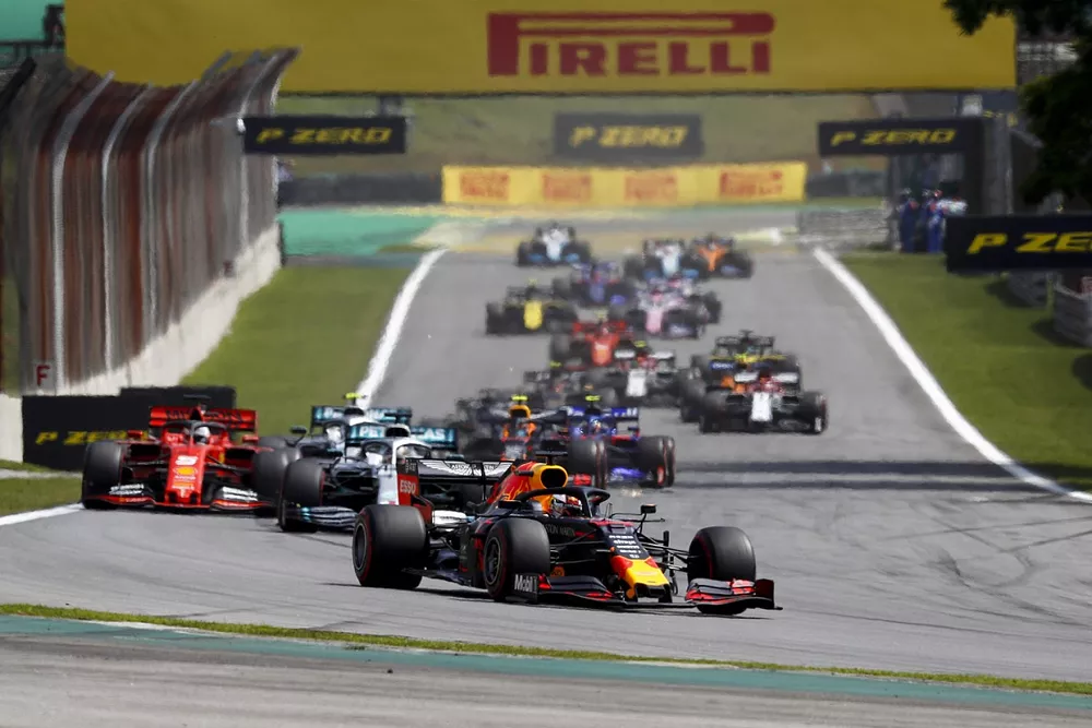 Max Verstappen, Red Bull Racing RB15, Lewis Hamilton, Mercedes AMG F1 W10 y Sebastian Vettel, Ferrari SF90 al inicio de la carrera
