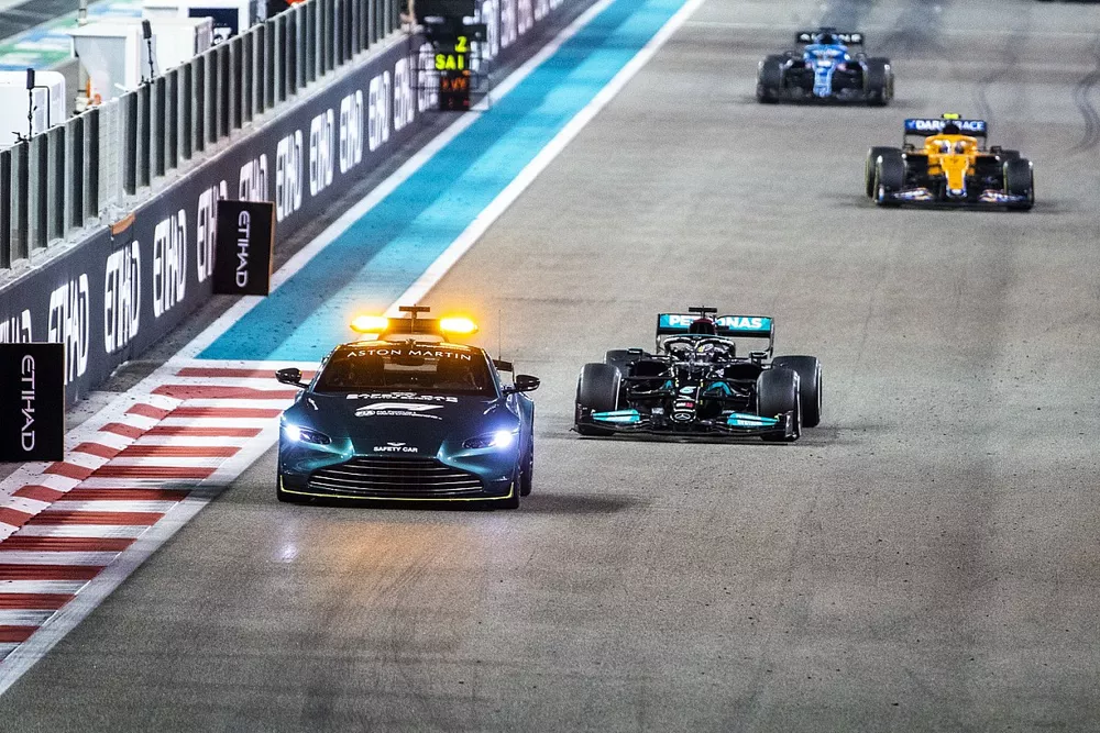 The Safety Car Lewis Hamilton, Mercedes W12, Lando Norris, McLaren MCL35M, Fernando Alonso, Alpine A521, the rest of the field