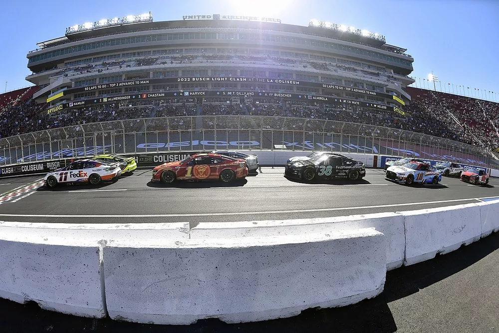 Denny Hamlin, Joe Gibbs Racing, Toyota Camry FedEx Express a d Ross Chastain, TrackHouse Racing, Chevrolet Camaro Howler Head