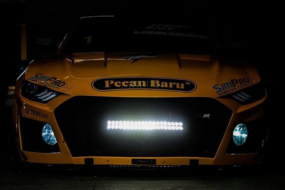 Detalhes da iluminação do carro da GT Sprint Race para a Corrida Noturna em Londrina