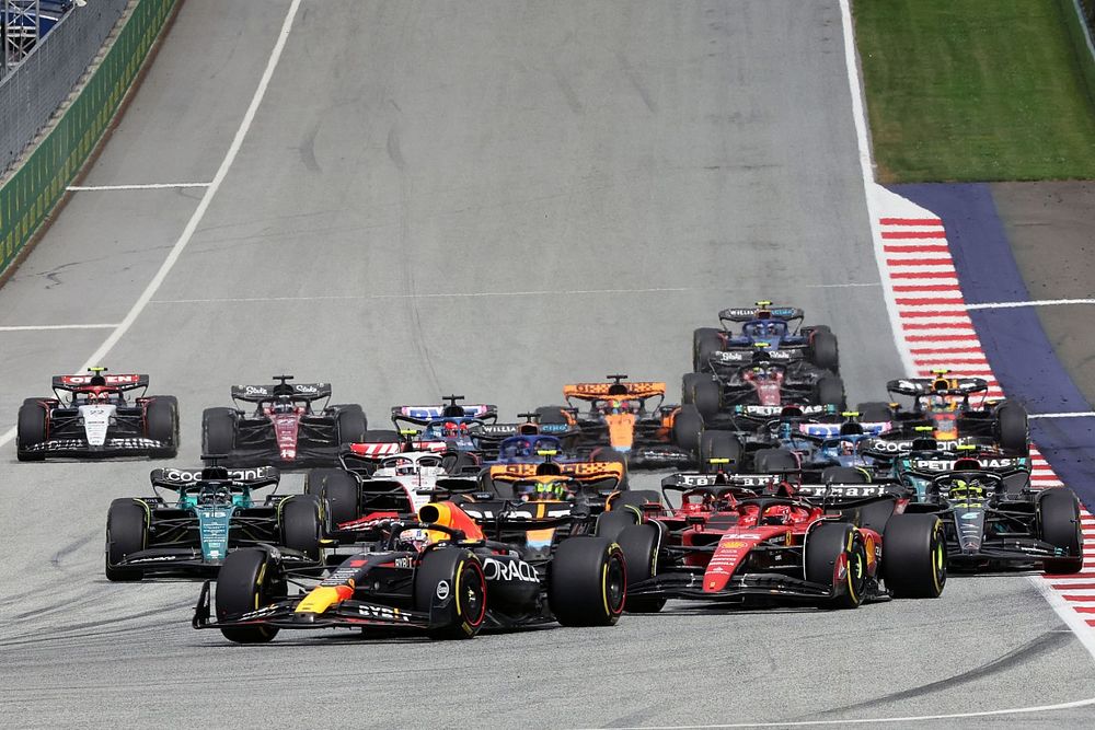 Max Verstappen, Red Bull Racing RB19, Charles Leclerc, Ferrari SF-23, Carlos Sainz, Ferrari SF-23, Lando Norris, McLaren MCL60, Lance Stroll, Aston Martin AMR23, el resto de la parrilla.