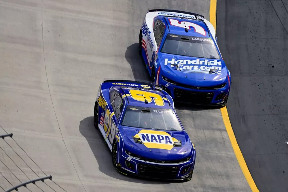 Chase Elliott, Hendrick Motorsports, NAPA Auto Parts Chevrolet Camaro and Kyle Larson, Hendrick Motorsports, HendrickCars.com Chevrolet Camaro