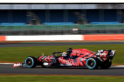 Actiebeelden: Verstappen en Gasly halen de Red Bull RB15 van stal