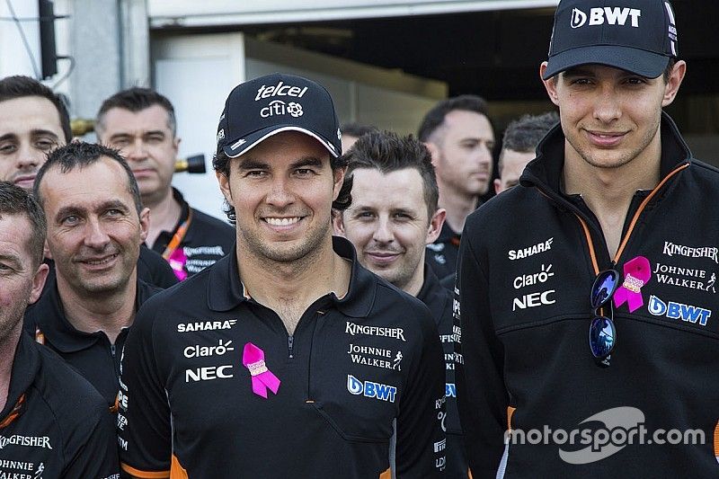 Sergio P&eacute;rez, Force India, Esteban Ocon, Force India F1 y los mec&aacute;nicos del equipo en la revelaci&oacute;n 