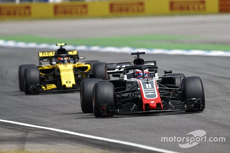 Romain Grosjean, Haas F1 Team VF-18, devant Carlos Sainz Jr., Renault Sport F1 Team R.S. 18