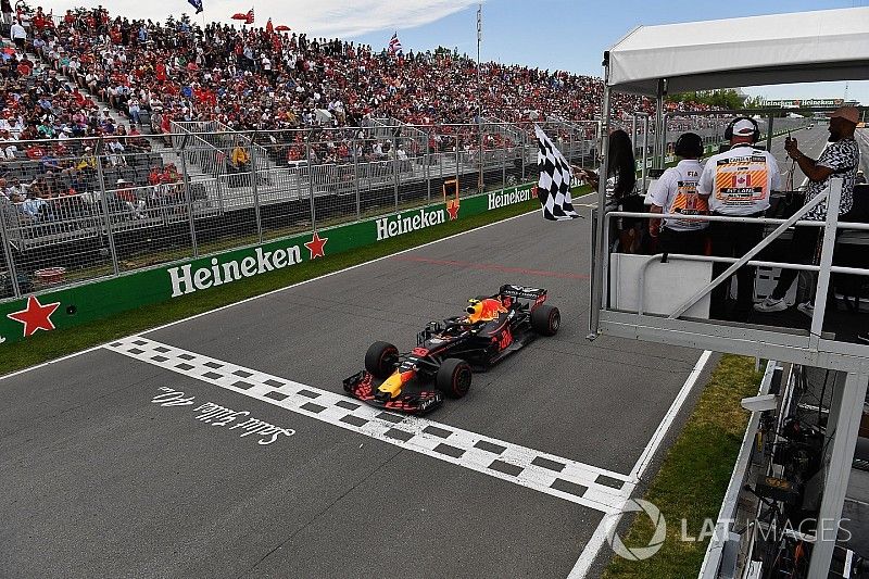 Max Verstappen, Red Bull Racing RB14  llega a la bandera a cuadros ondeada por Winnnie Harlow 