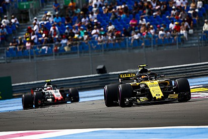 В Haas объяснили поражение в борьбе с Renault неопытностью