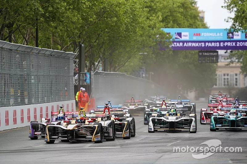 La partenza della gara con Jean-Eric Vergne, Techeetah, davanti a Sam Bird, DS Virgin Racing, Andre Lotterer, Techeetah, Maro Engel, Venturi Formula E Team
