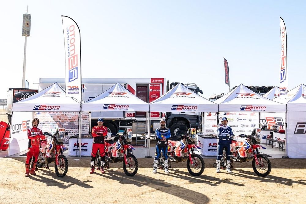 #17 Mohammed AlBalooshi, il #29 Paolo Lucci, #125 Shinya Fujiwara, #107 Eid Rafic, #71 Cesare Zacchetti Team RSMoto HRC Racing Service