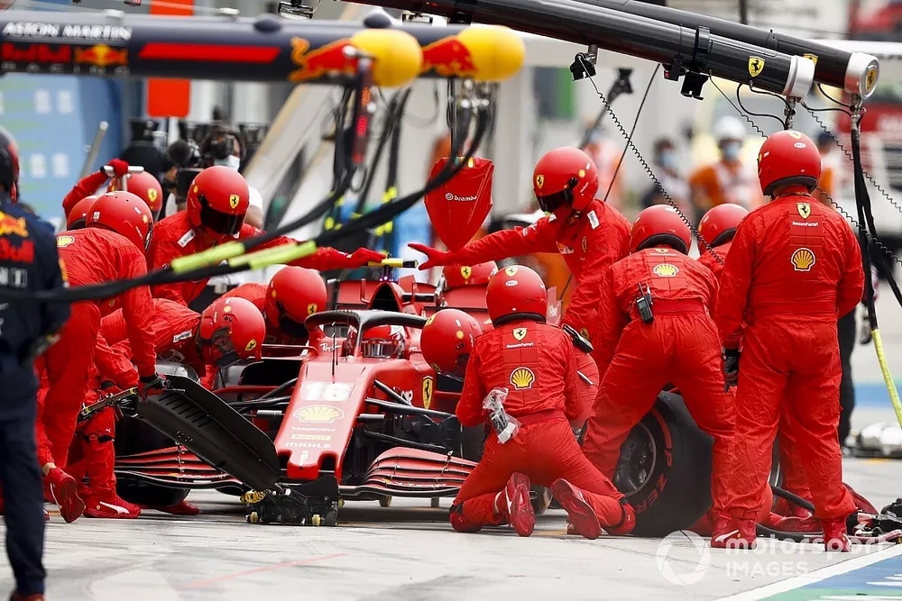 Charles Leclerc, Ferrari SF1000, aux stands