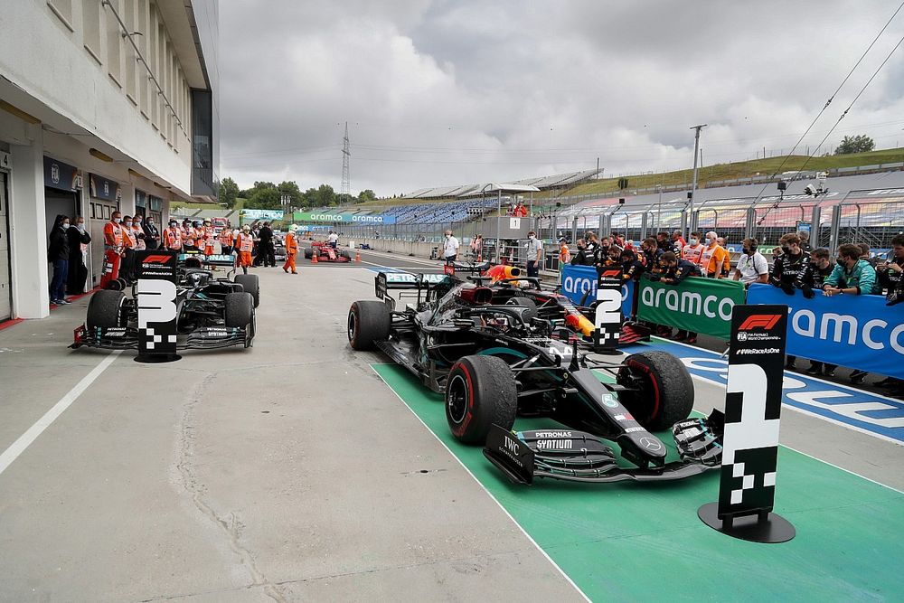 tercer lugar Valtteri Bottas, Mercedes F1 W11, el ganador de la carrera Lewis Hamilton, Mercedes-AMG Petronas F1 y el segundo lugar Max Verstappen, Red Bull Racing RB16 en Parc Ferme 