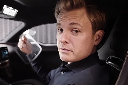 Nico Rosberg beült a Mercedes-AMG One-ba, és a kezében maradt pár alkatrész