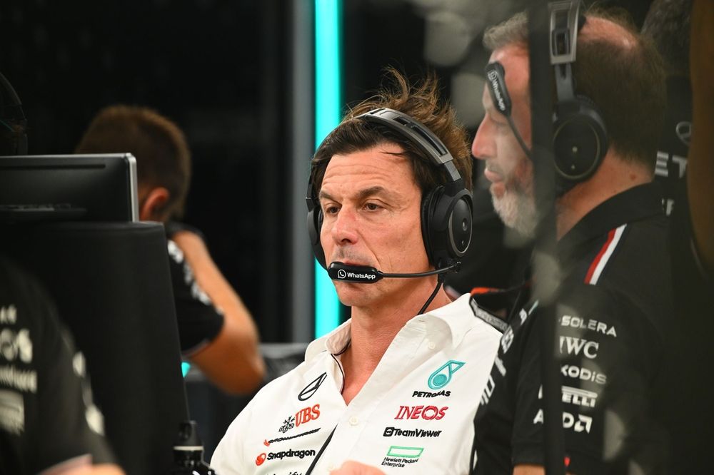 Toto Wolff, jefe y CEO, Mercedes-AMG F1 Team, en el garaje