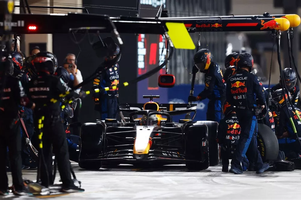 Max Verstappen, Red Bull Racing RB20, effectue un arr&ecirc;t au stand.