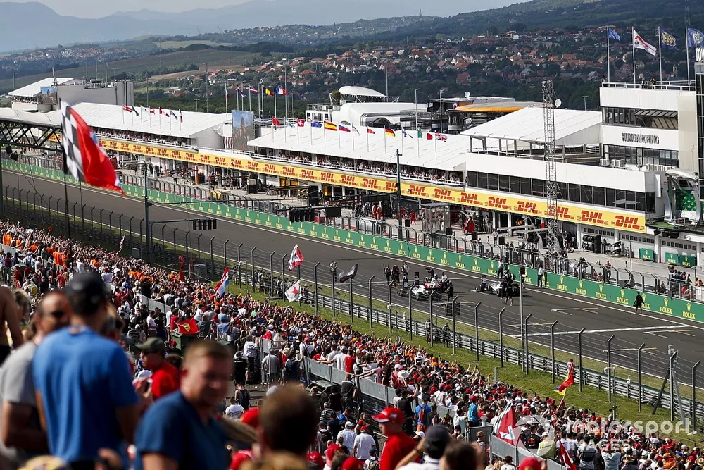 Ganador de la pole Max Verstappen, Red Bull Racing RB15, Valtteri Bottas, Mercedes AMG W10, y Lewis Hamilton, Mercedes AMG F1 W10