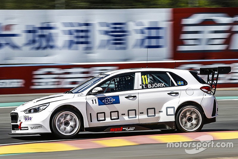 Бьорк выиграл первую гонку WTCR в Нинбо