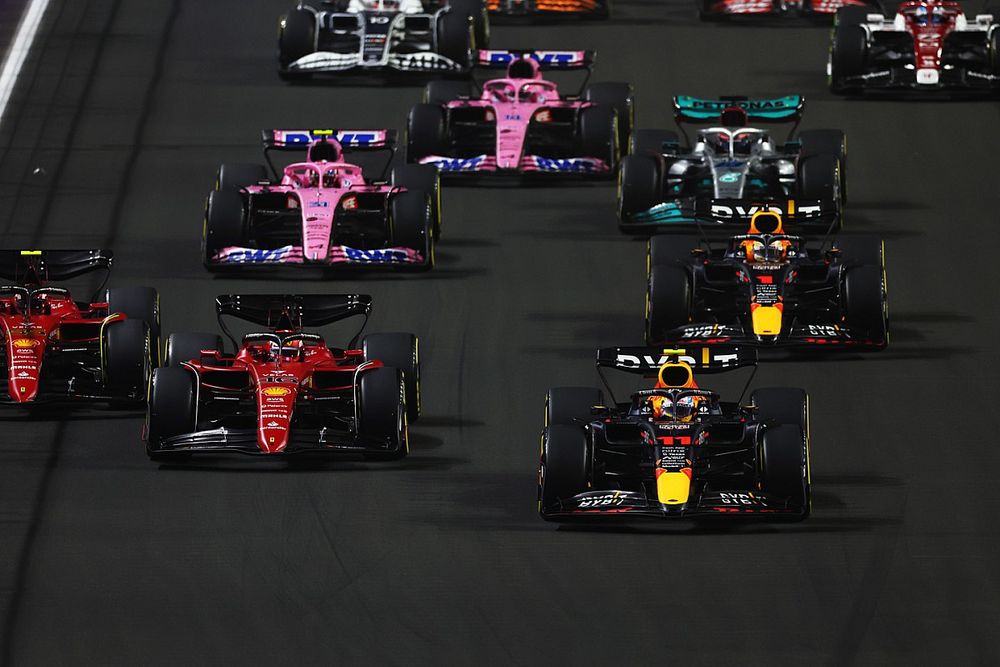 Sergio P&eacute;rez, Red Bull Racing RB18, lidera al inicio de la carrera