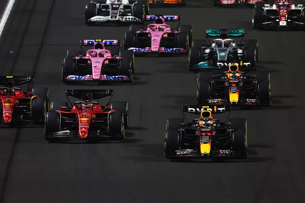 Sergio Perez, Red Bull Racing RB18 leads at the start