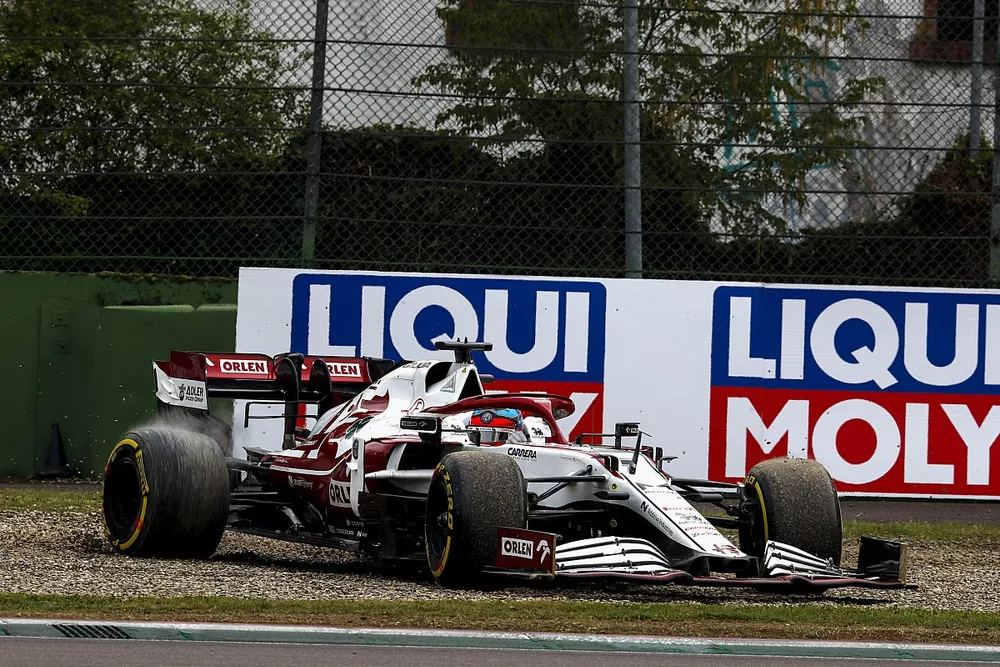Kimi Raikkonen, Alfa Romeo Racing C41, in the gravel