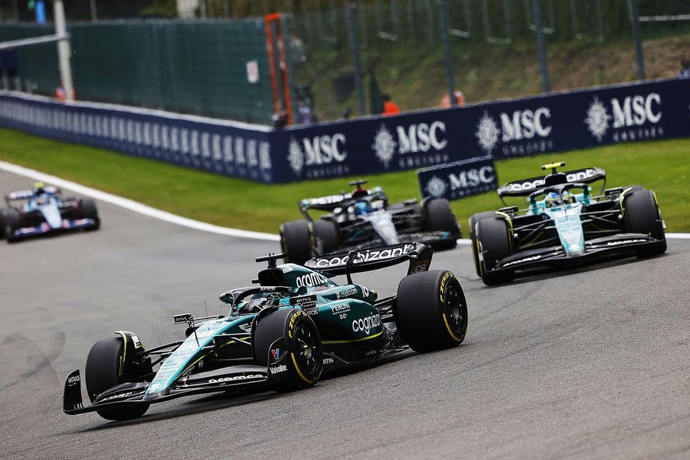 Lance Stroll, Aston Martin AMR23, Fernando Alonso, Aston Martin AMR23, George Russell, Mercedes F1 W14