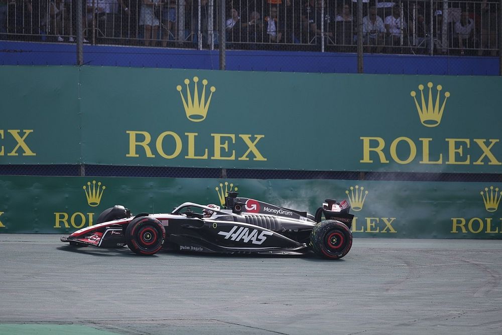 Kevin Magnussen, Haas VF-23, crashes out at the start of the race