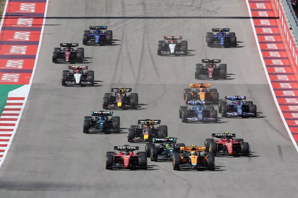 Lando Norris, McLaren MCL60, Charles Leclerc, Ferrari SF-23, Carlos Sainz, Ferrari SF-23, Lewis Hamilton, Mercedes F1 W14, Max Verstappen, Red Bull Racing RB19, el resto de la parrilla en la salida.