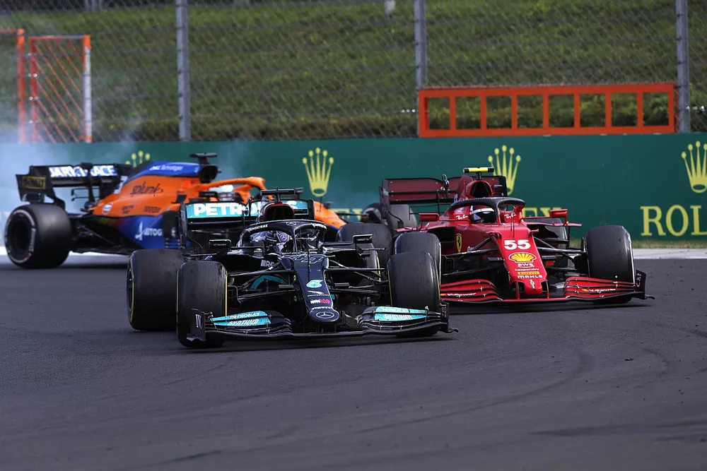 Lewis Hamilton, Mercedes W12, passe Carlos Sainz Jr., Ferrari SF21