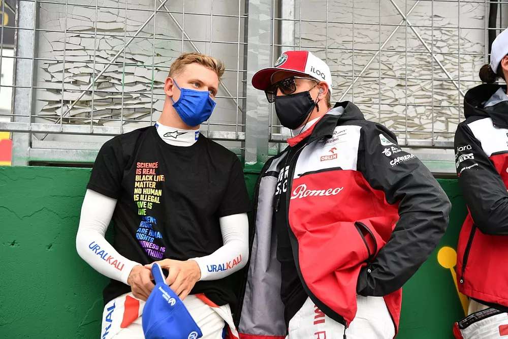 Mick Schumacher, Haas F1, y Kimi Raikkonen, Alfa Romeo Racing, en la parrilla