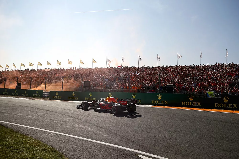 Racewinnaar Max Verstappen, Red Bull Racing RB16B zwaait naar zijn fans