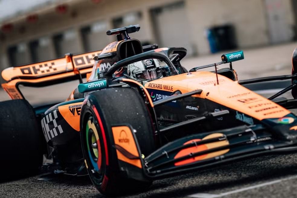 ブラッドピット主演　F1 エフワン　ドリンクカップ　ストロー付き もはやガチレーサーじゃん！ ブラッド・ピットのF1ドライブ密着