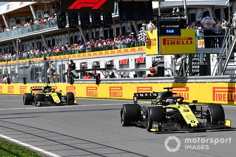 Daniel Ricciardo, Renault R.S.19, leads Nico Hulkenberg, Renault R.S. 19, past the chequered flag