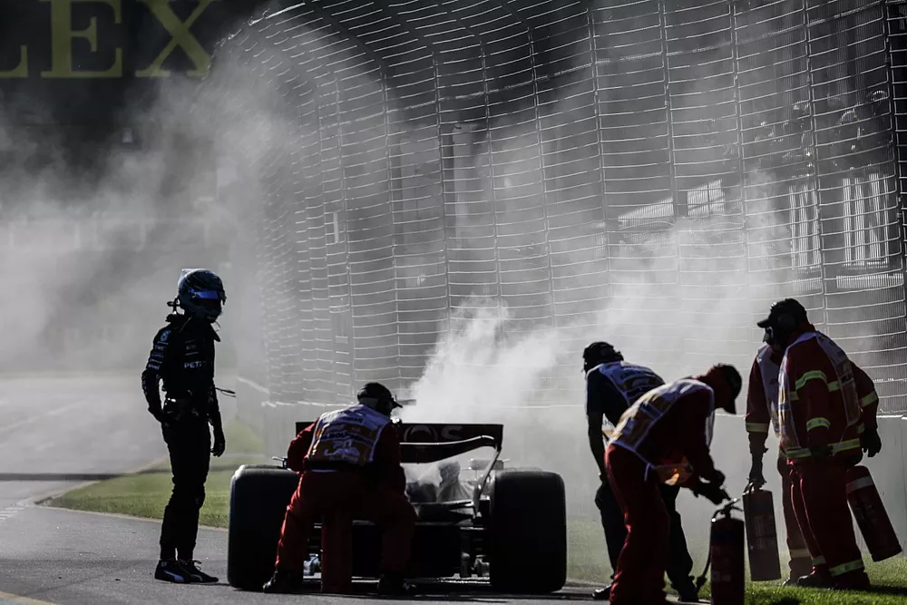 Los comisarios utilizan extintores en el coche de George Russell, Mercedes F1 W14