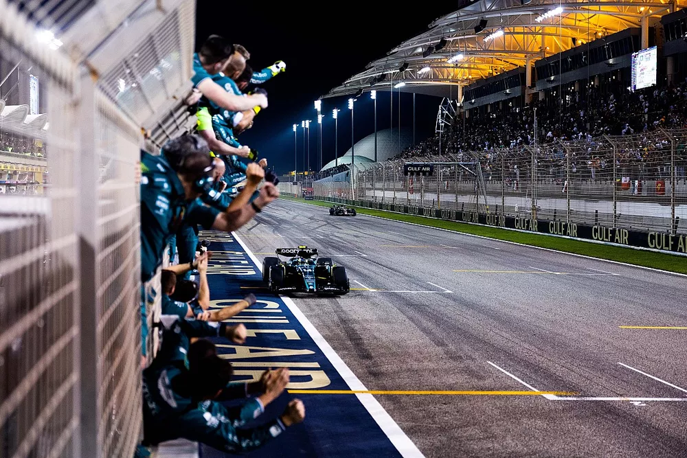 El equipo Aston Martin anima a Fernando Alonso, Aston Martin AMR23, 3&ordf; posici&oacute;n, en la l&iacute;nea de meta.