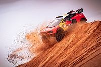 Loeb reina en el desierto para poner algo de emoci&oacute;n al Dakar