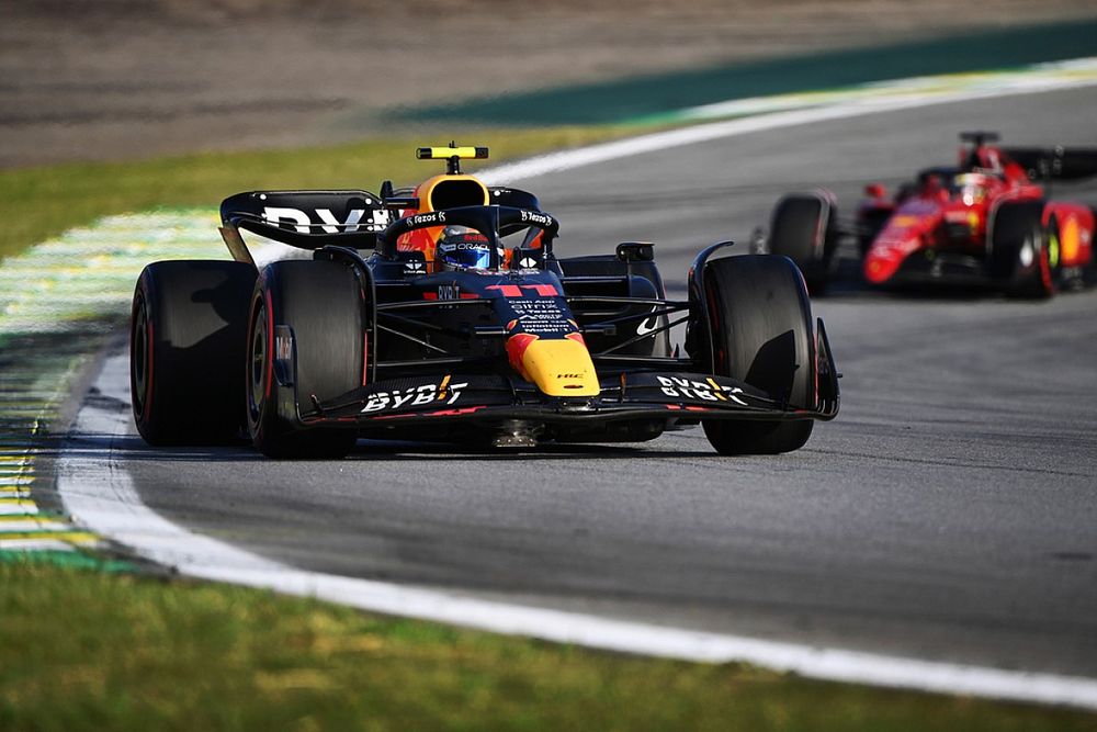Sergio Pérez, Red Bull Racing RB18, Charles Leclerc, Ferrari F1-75