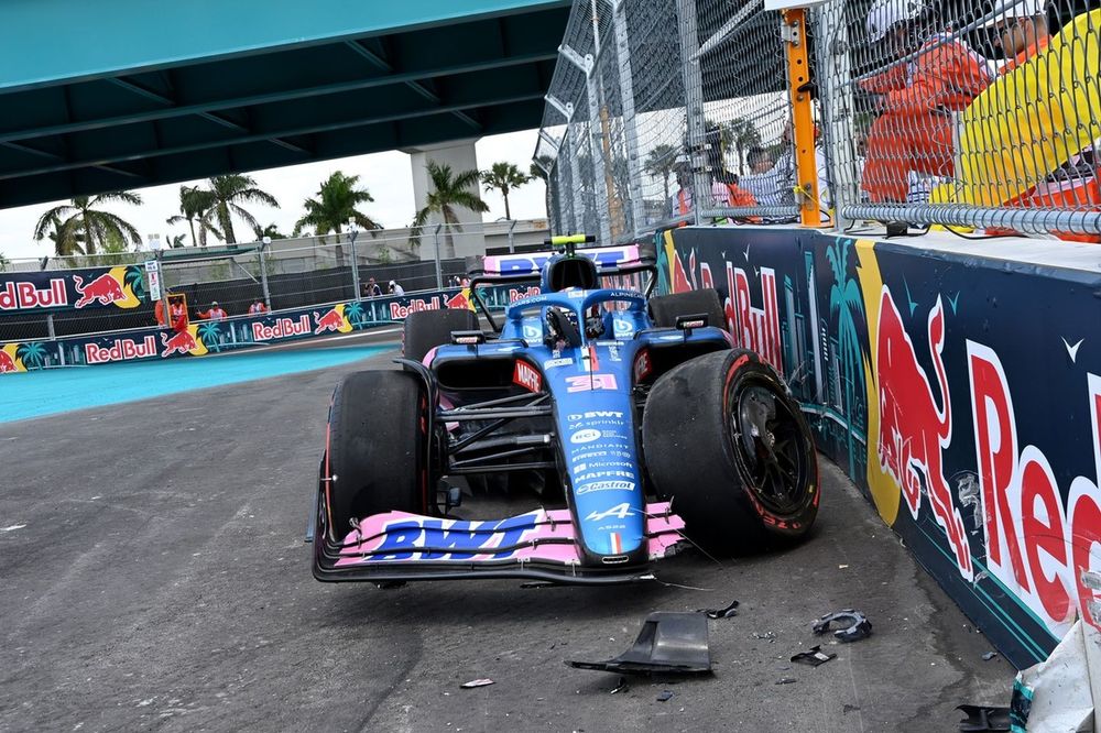 Esteban Ocon, Alpine A522, crash