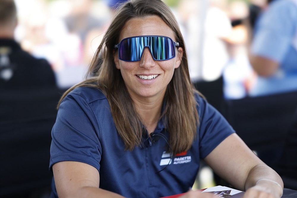 Simona De Silvestro, Paretta Autosport Chevrolet firma aut&oacute;grafos