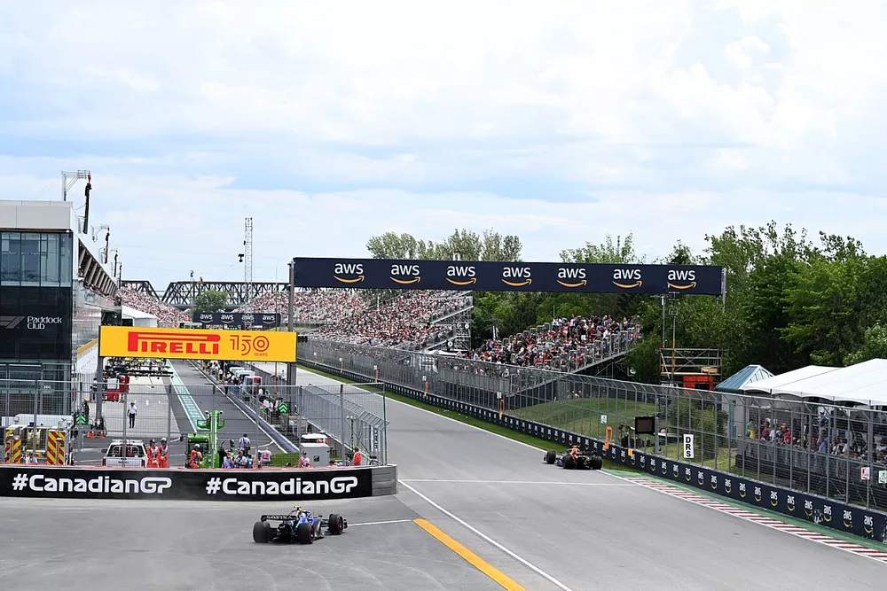 Nicholas Latifi, Williams FW44, se reincorpora tras un despiste mientras Sergio P&eacute;rez, Red Bull Racing RB18, pasa