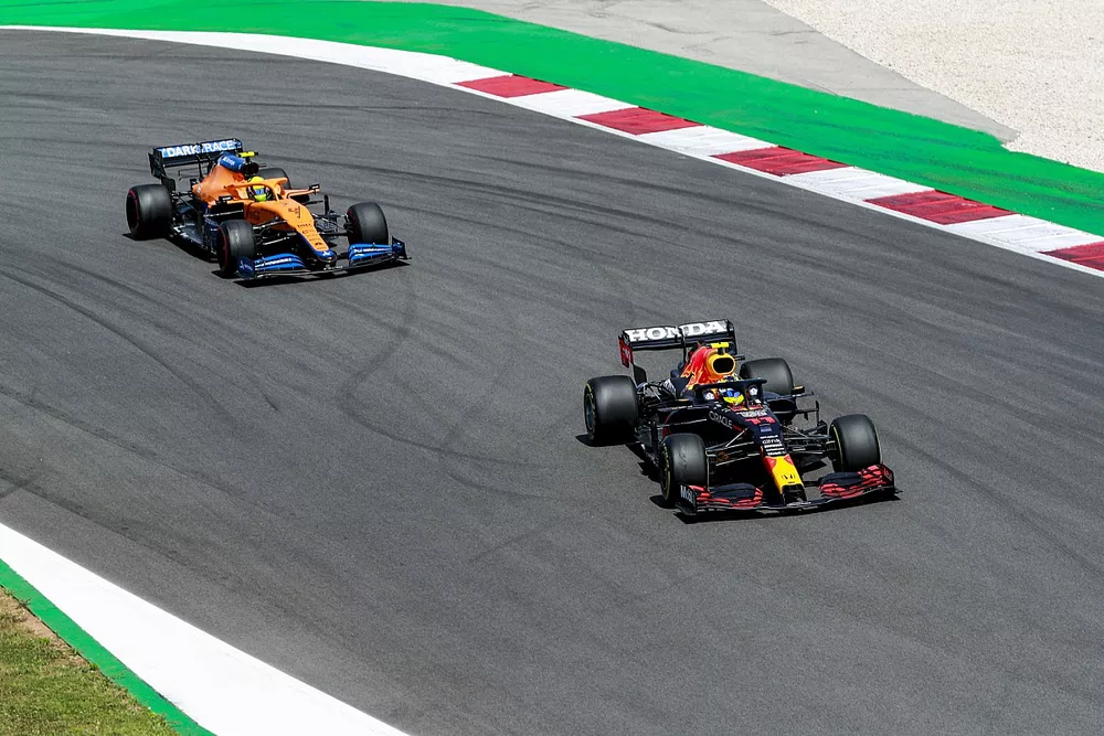 Sergio Perez, Red Bull Racing RB16B, Lando Norris, McLaren MCL35M
