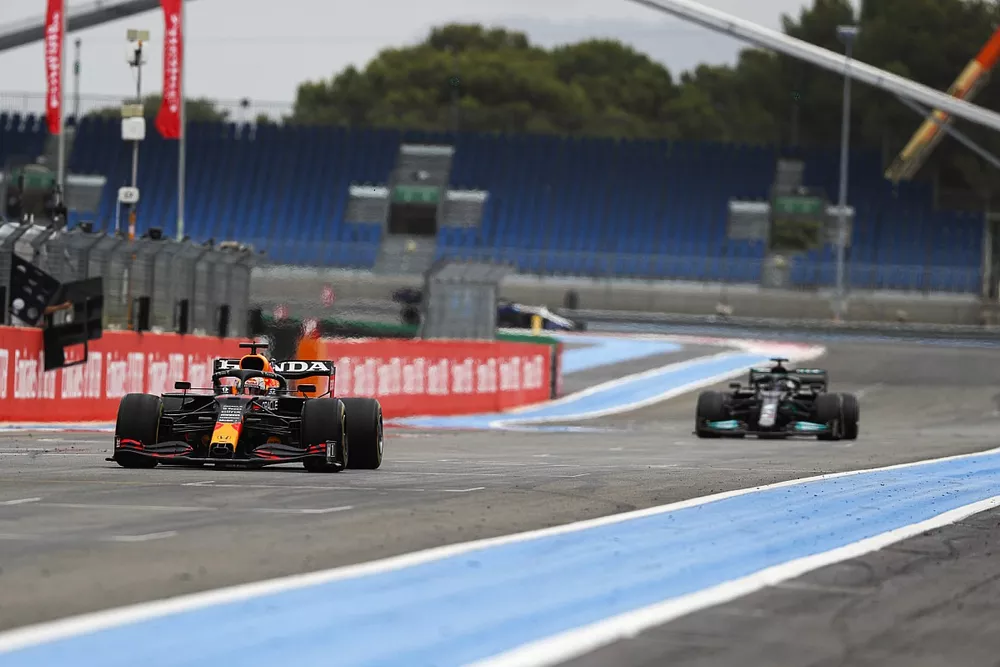 Max Verstappen, Red Bull Racing RB16B Lewis Hamilton, Mercedes W12 