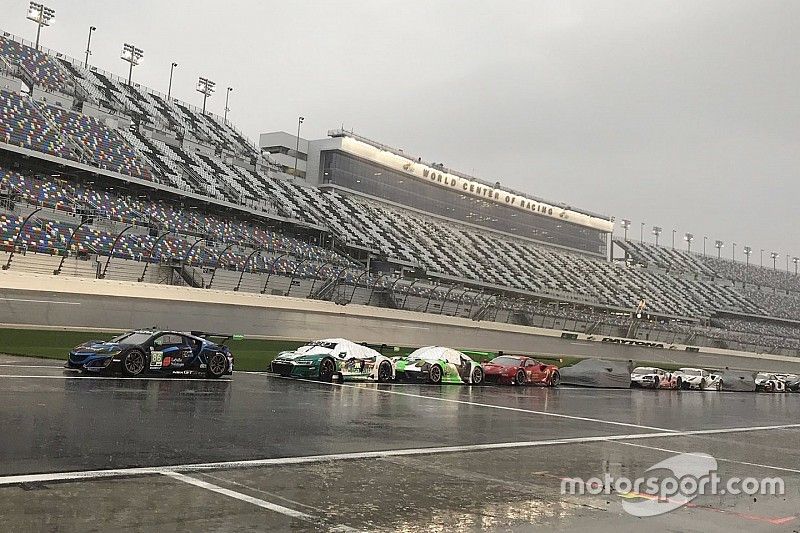 Los autos durante la bandera roja