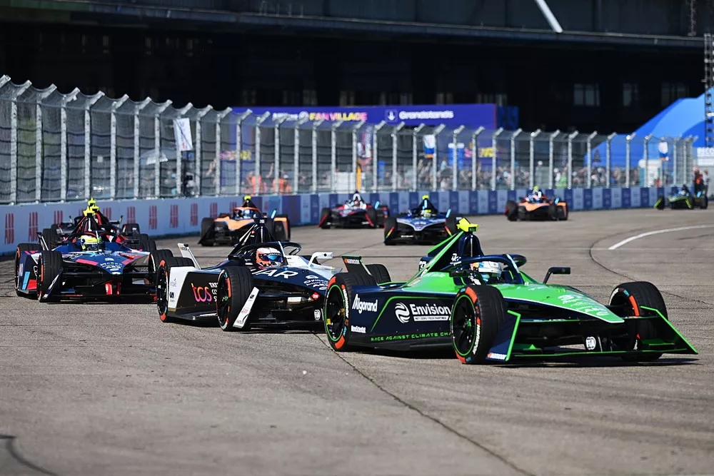 Nick Cassidy, Envision Racing, Jaguar I-TYPE 6, Mitch Evans, Jaguar Racing , Jaguar I-TYPE 6, Sergio Sette Camara, NIO 333 FE Team, NIO 333 ER9