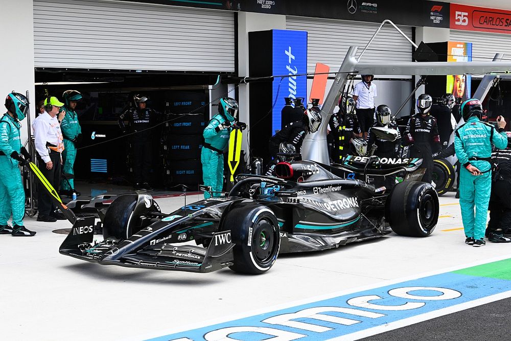 George Russell, Mercedes F1 W14, leaves his pit box after a stop