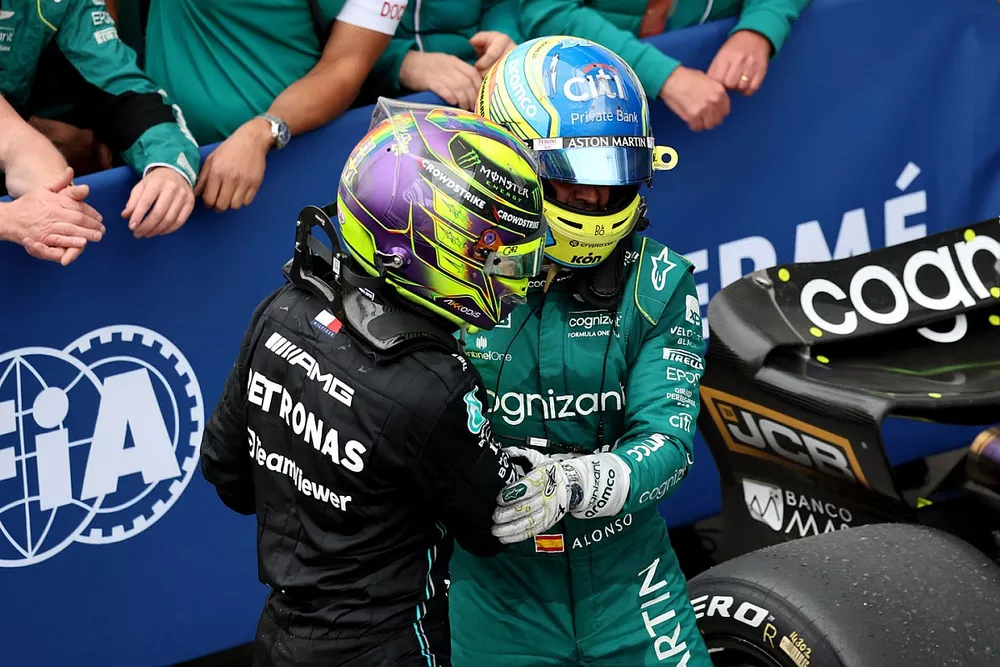 Lewis Hamilton, Mercedes-AMG, tercero y Fernando Alonso, Aston Martin F1 Team, segundo, se felicitan