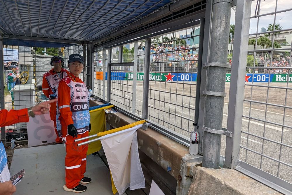 Marshals at work at the Singapore Grand Prix