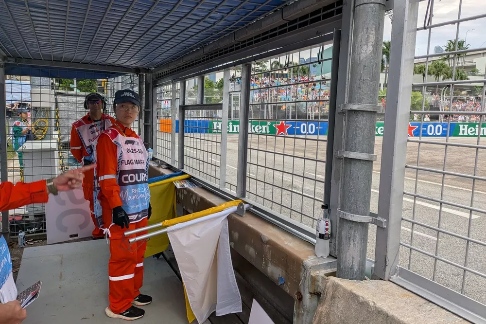 Marshals aan het werk tijdens de Grand Prix van Singapore