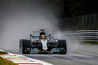 Hamilton dribla chuva e se torna maior pole da história