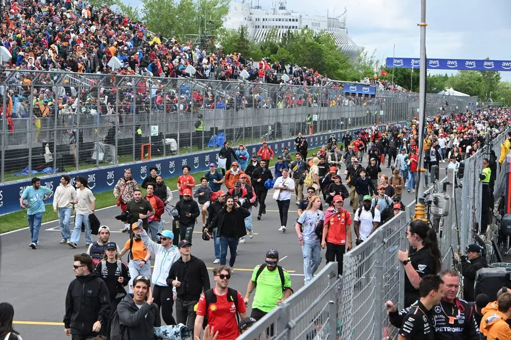 Los aficionados invaden la pista tras la carrera