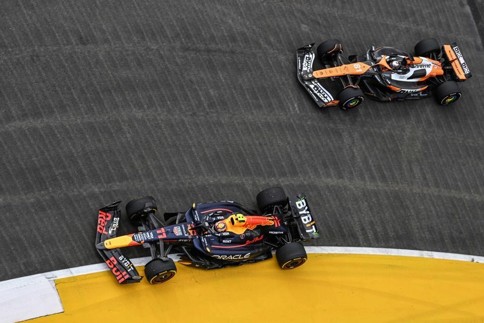 Sergio Perez, Red Bull Racing RB20, Oscar Piastri, McLaren MCL38